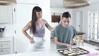 Let Me Make Sure That Cookie Gets Some Icing Stepmom - S1:E5