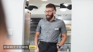 Xander Corvus Can’t Resist Joslyn James’ Body And Fucks Her