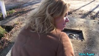 Public Sex, Grateful Babe shows her Gratitude with a Suck