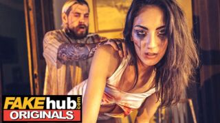 Hothub Originals - Hot Horror Movie goes wrong when real killer enters star actress dressing room