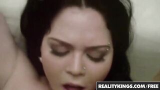 Curvy babe Shione Cooper makes a sextape - Reality Kings