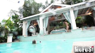 Skinny Dipping GF's Under Water BJ - Hot.com