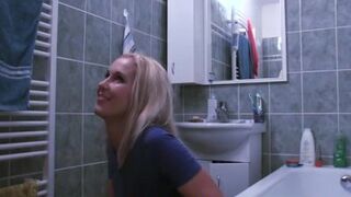 PublicSex Fit Young Babe needs a plumber