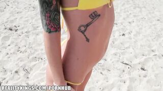 Bikini-gekleidete Sexbombe wird für öffentlichen Sex am Strand abgeholt